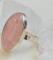 Preview: Eleganter Ring mit großem Rosenquarz-Cabochon – variable Größe