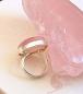 Preview: Eleganter Ring mit großem Rosenquarz-Cabochon – variable Größe