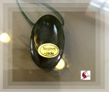 Linsenstein Nephrit – gebohrt, ca- 4cm mit Lederband