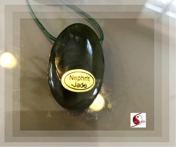 Linsenstein Nephrit – gebohrt, ca- 4cm mit Lederband