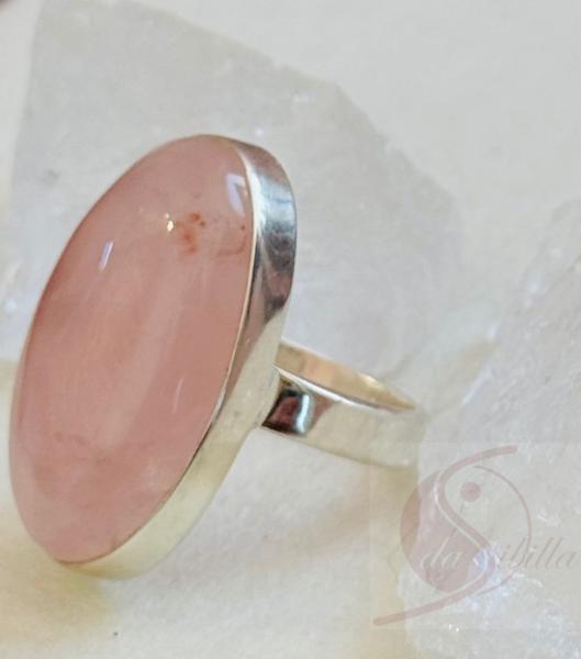 Eleganter Ring mit großem Rosenquarz-Cabochon – variable Größe