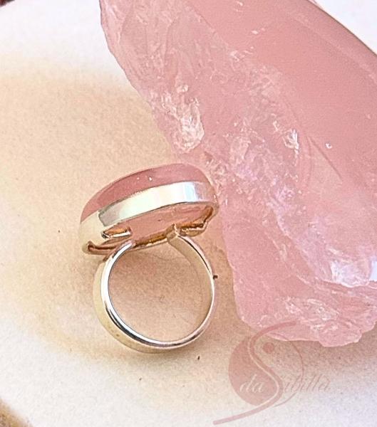 Eleganter Ring mit großem Rosenquarz-Cabochon – variable Größe